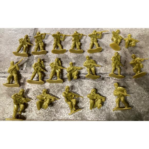 Lot of 19 Vintage Plastic Army Men Toys Figurines - Picture 3 of 8